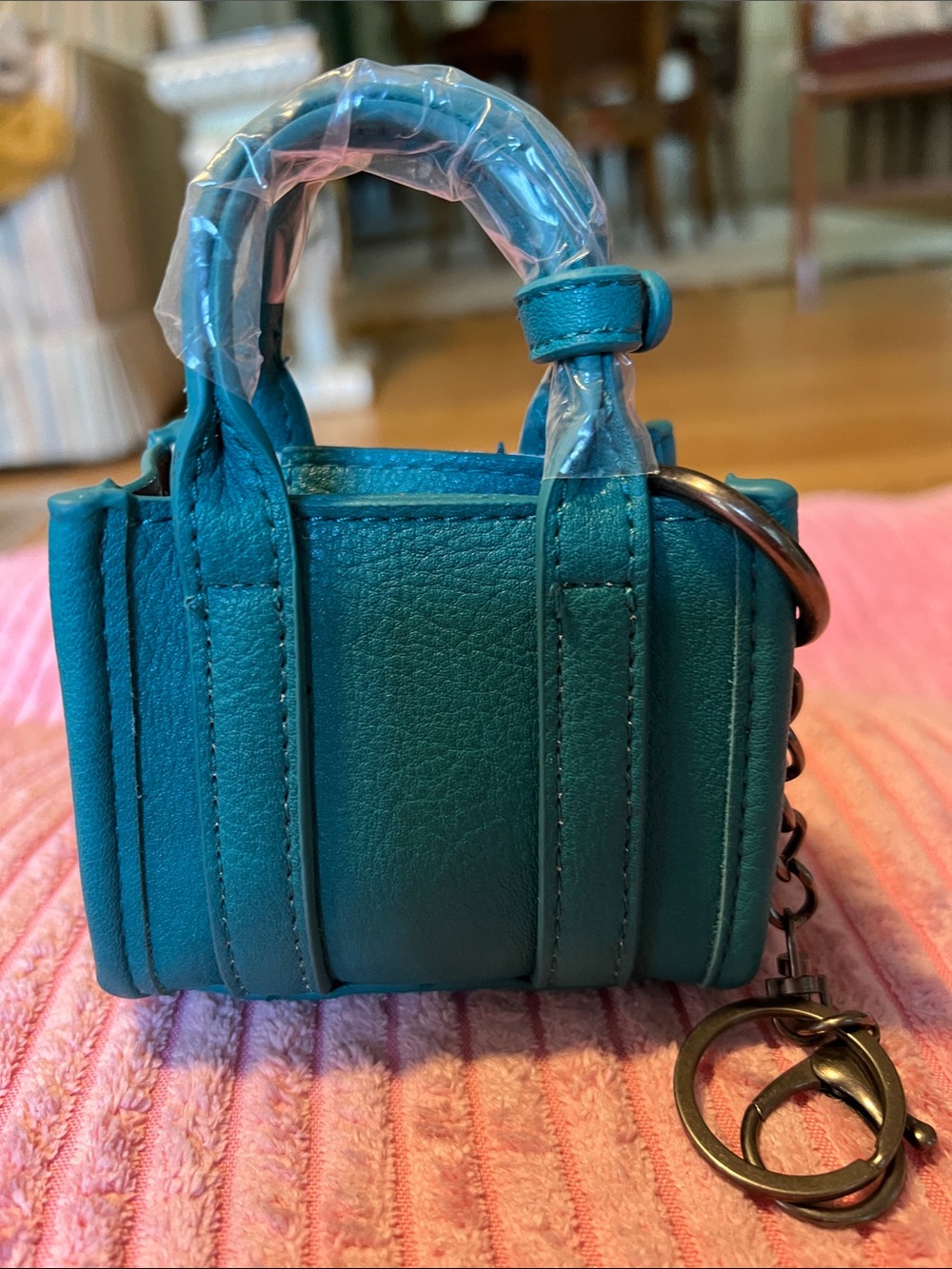 Wrangler Cowhide Mini Fringe Tote Keychain - Picture 3 of 9